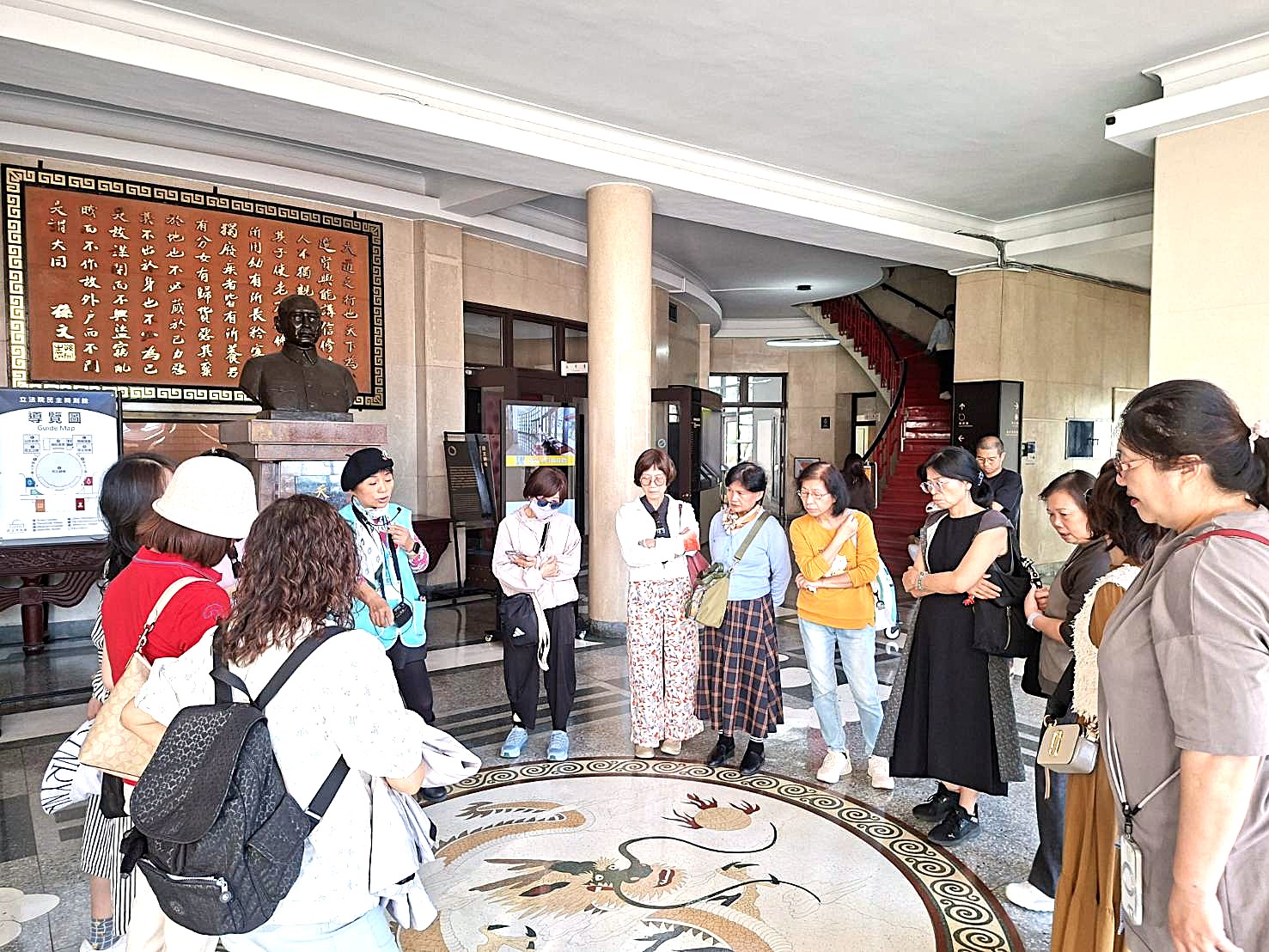 介紹大廳地板龍紋圖飾之設計