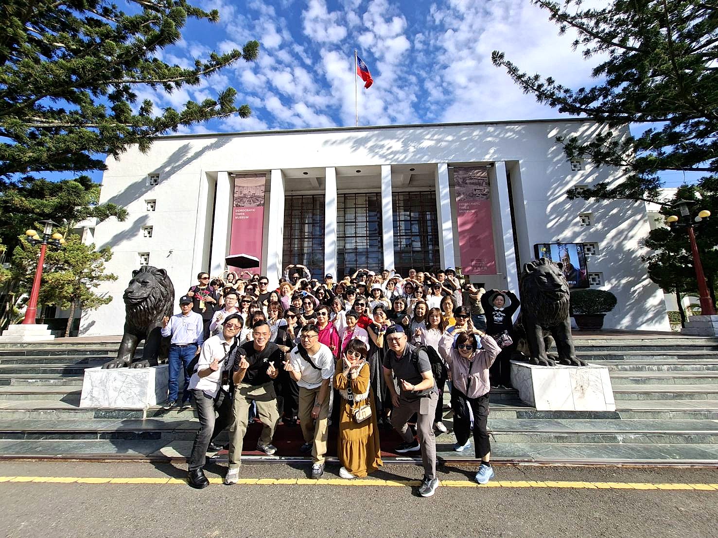 民主時刻館前合照