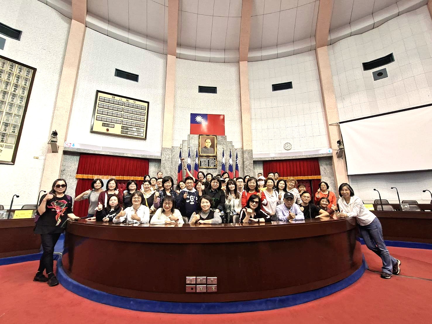 議事堂主席台前留影