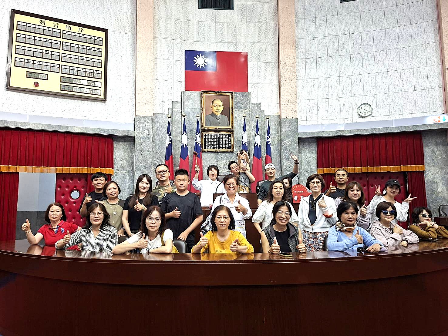 體驗議事堂主席台並留影