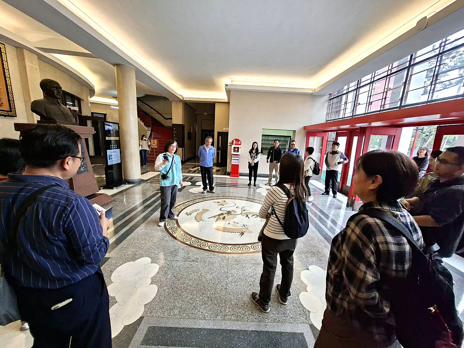 介紹大廳地板龍紋圖飾之設計