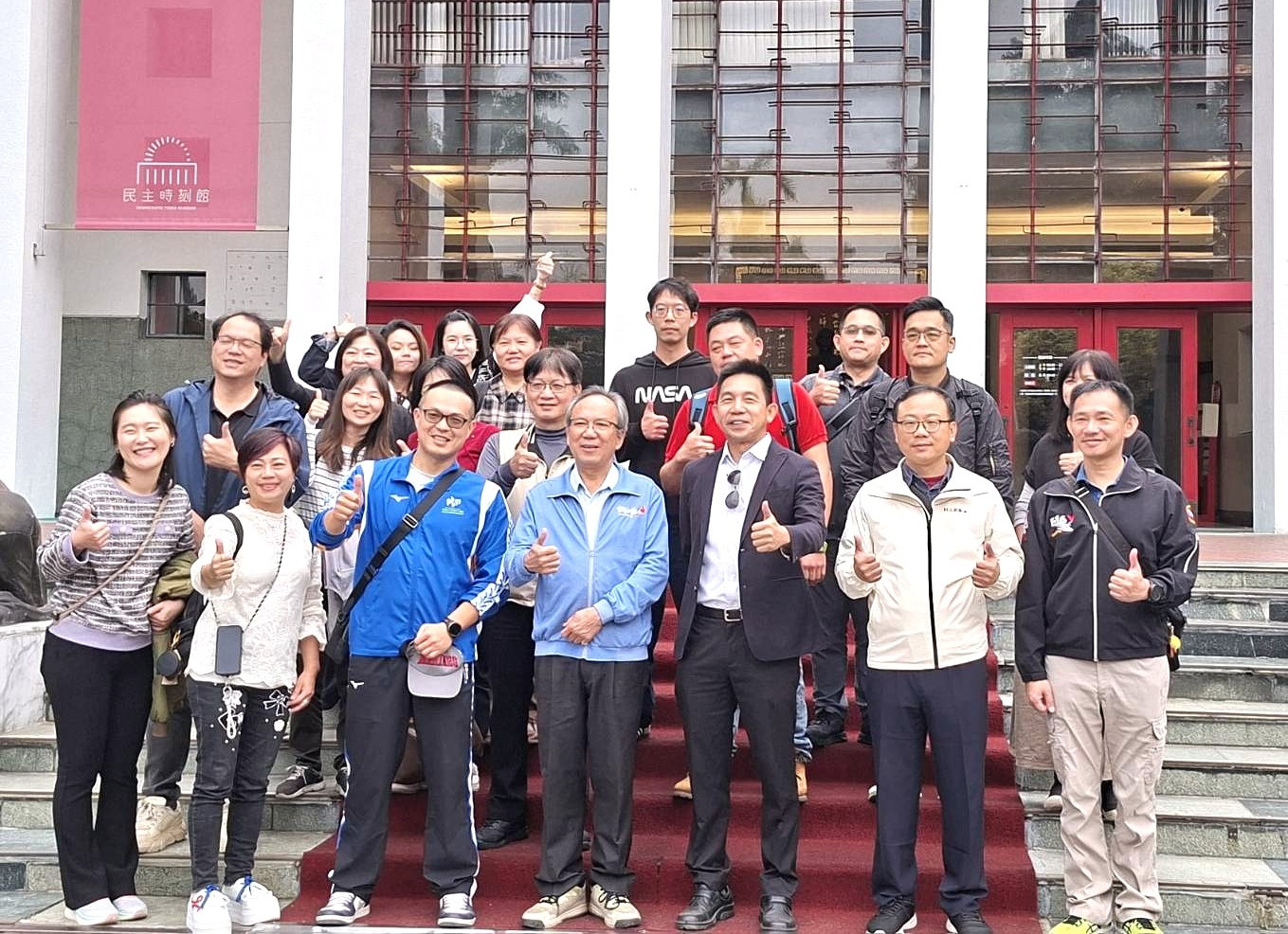 民主時刻館前合照