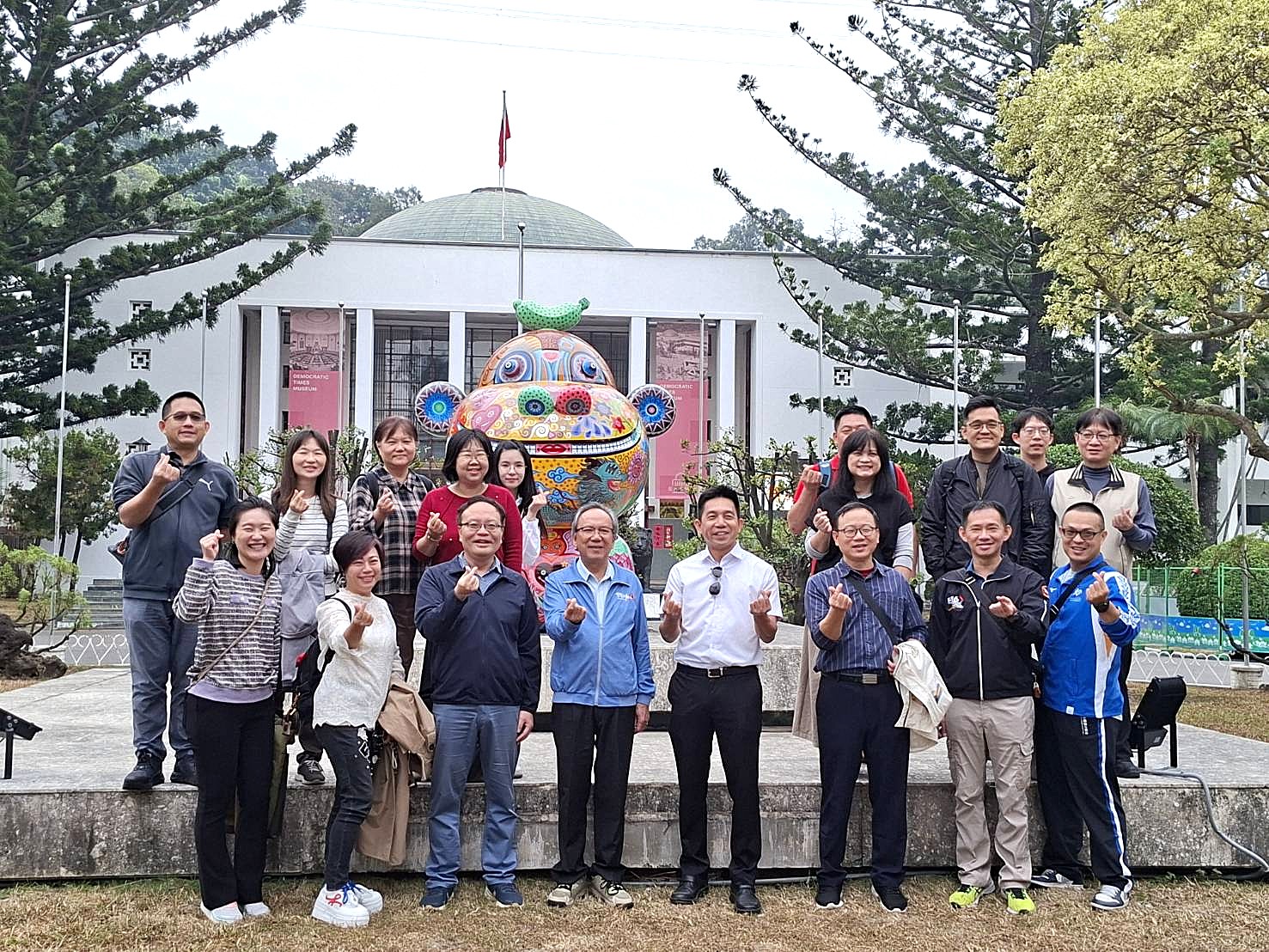 與民主議政園區猴交心裝置藝術合影(洪易藝術家)