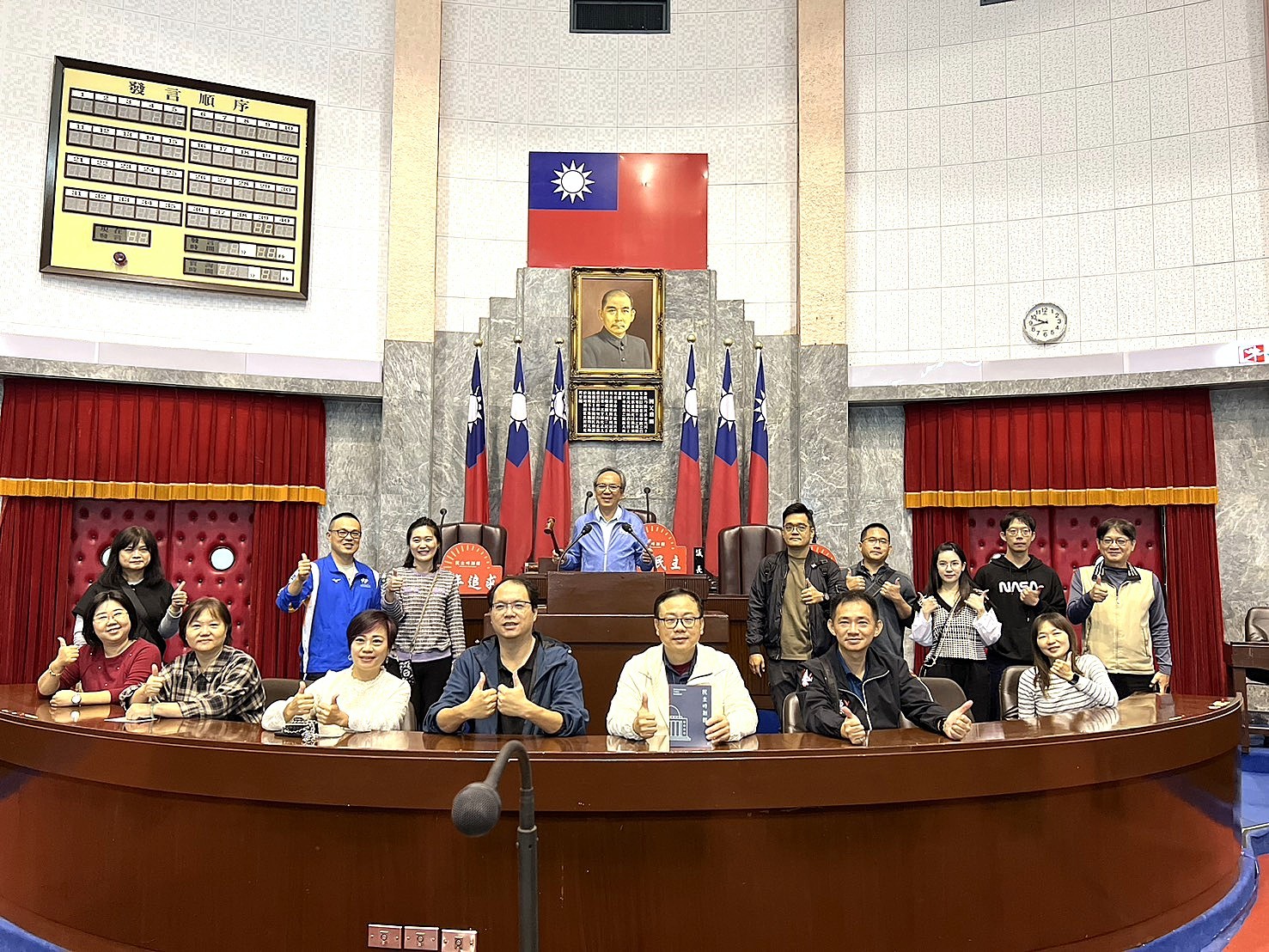 議事堂主席台前留影