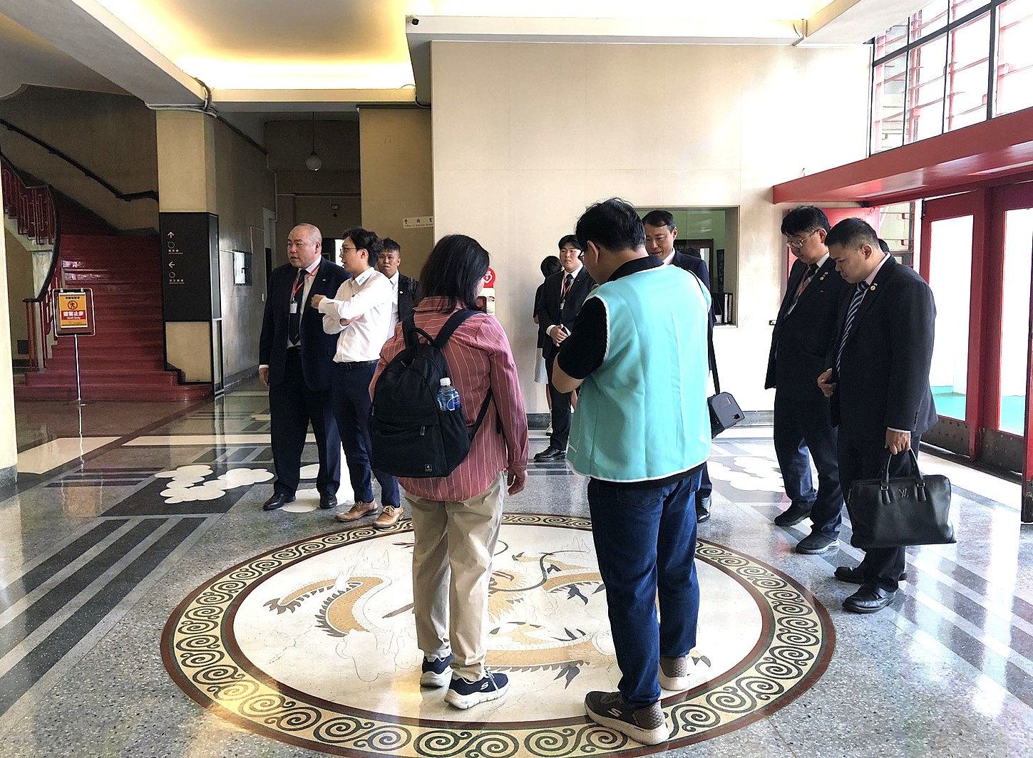 介紹大廳地板龍紋圖飾之設計