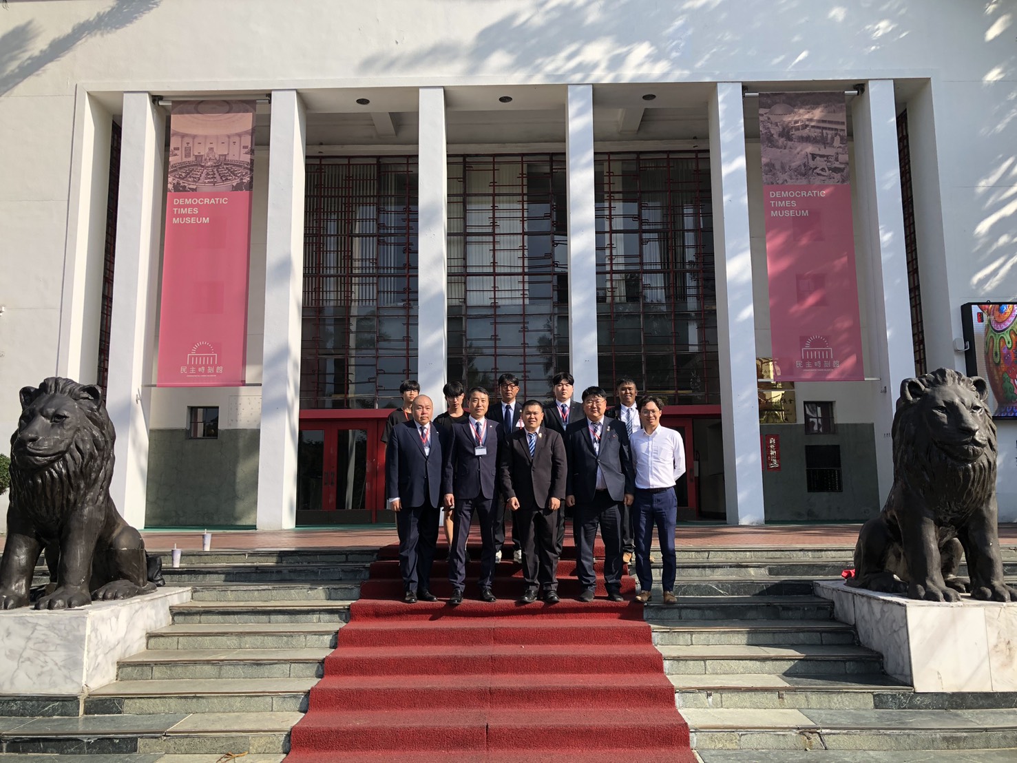 民主時刻館前合照
