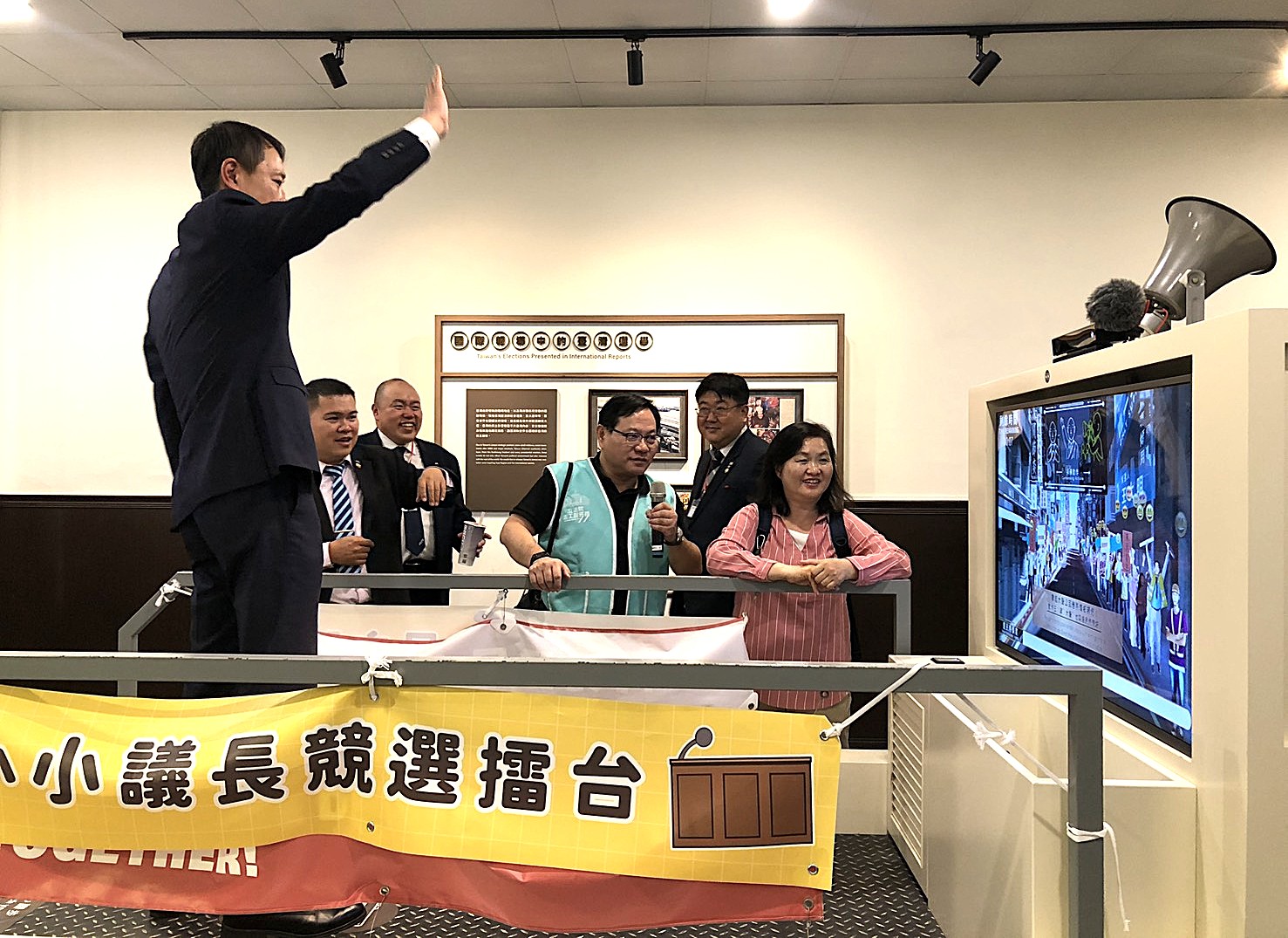 競選擂臺展間體驗選舉戰車