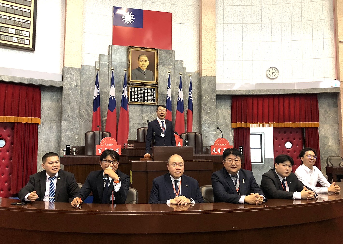 議事堂主席台前留影