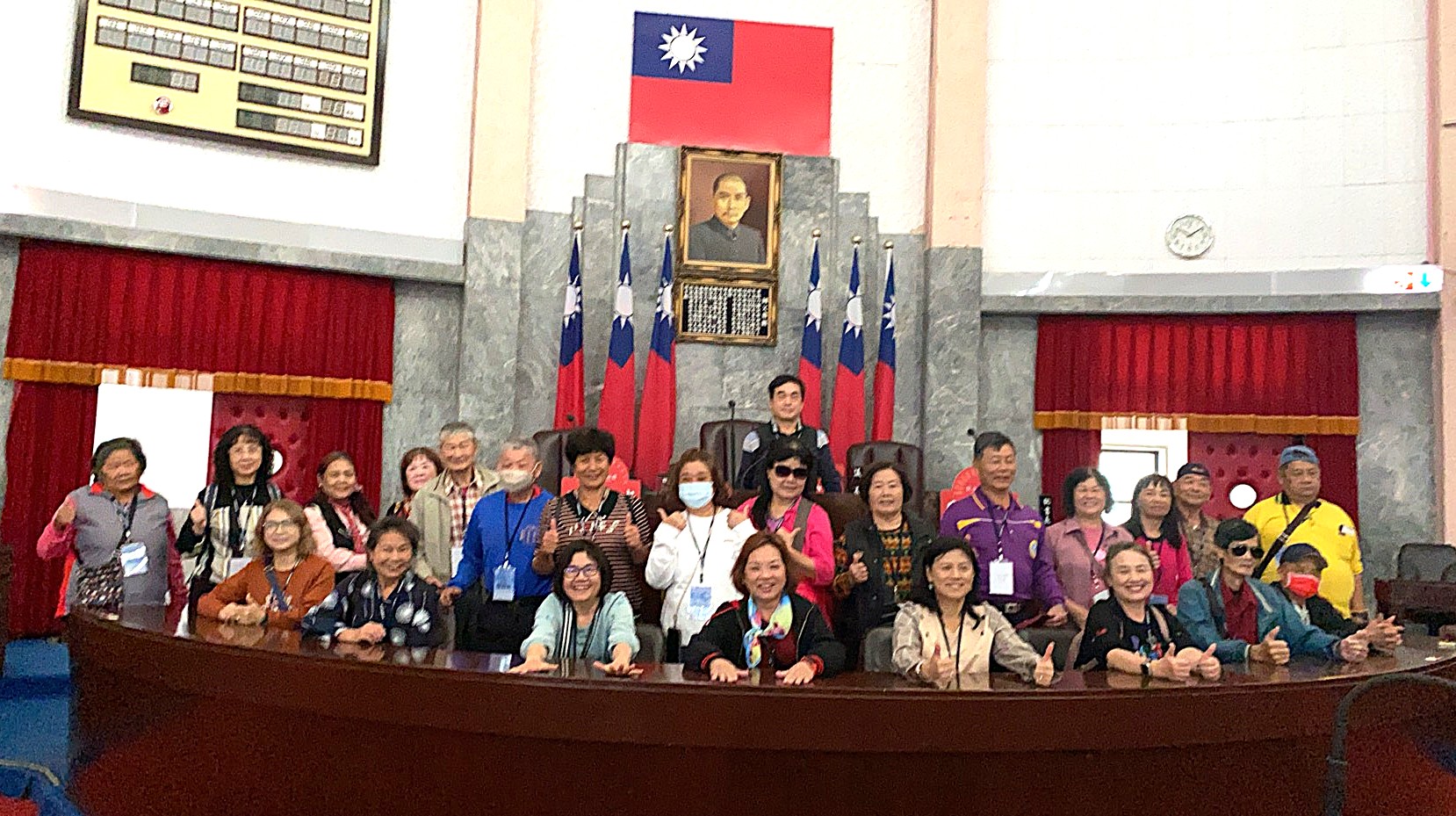 議事堂主席台前留影