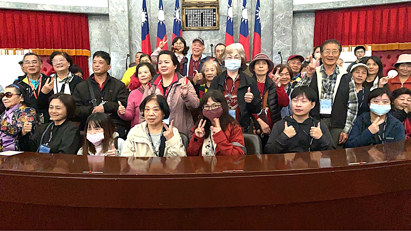 體驗議事堂主席台並留影