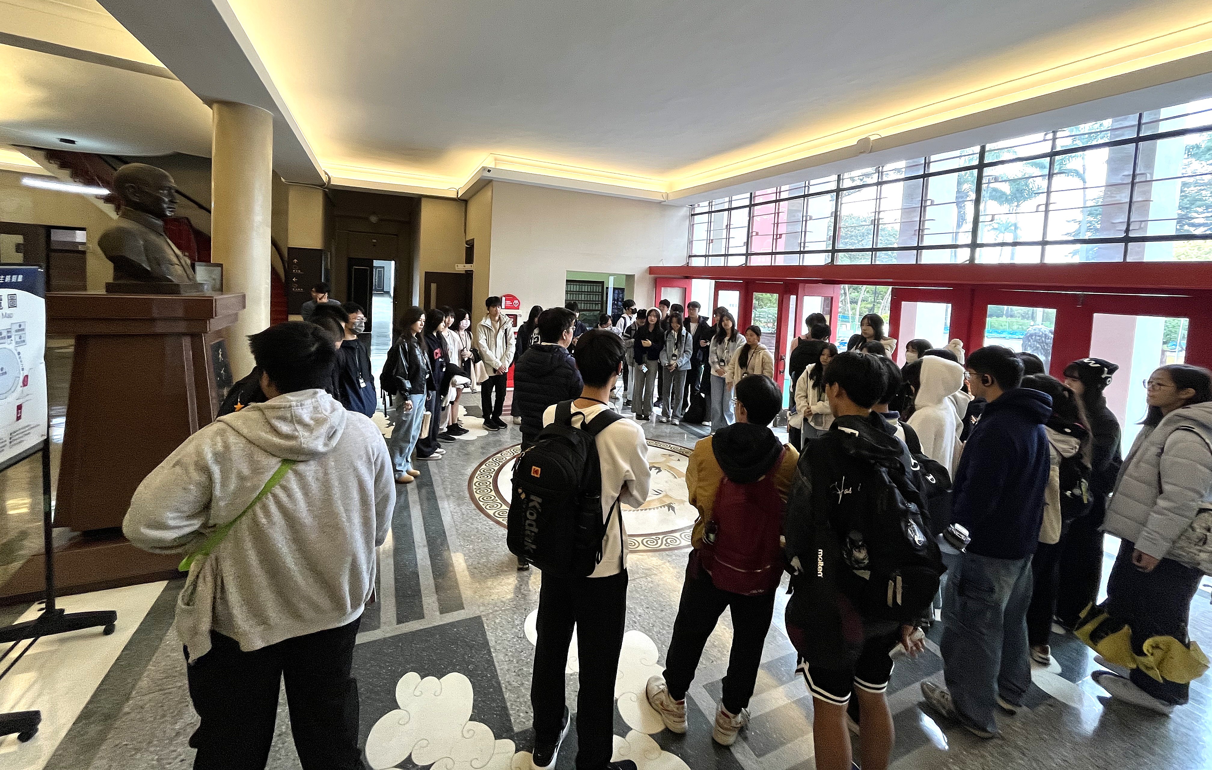 介紹大廳地板龍紋圖飾之設計