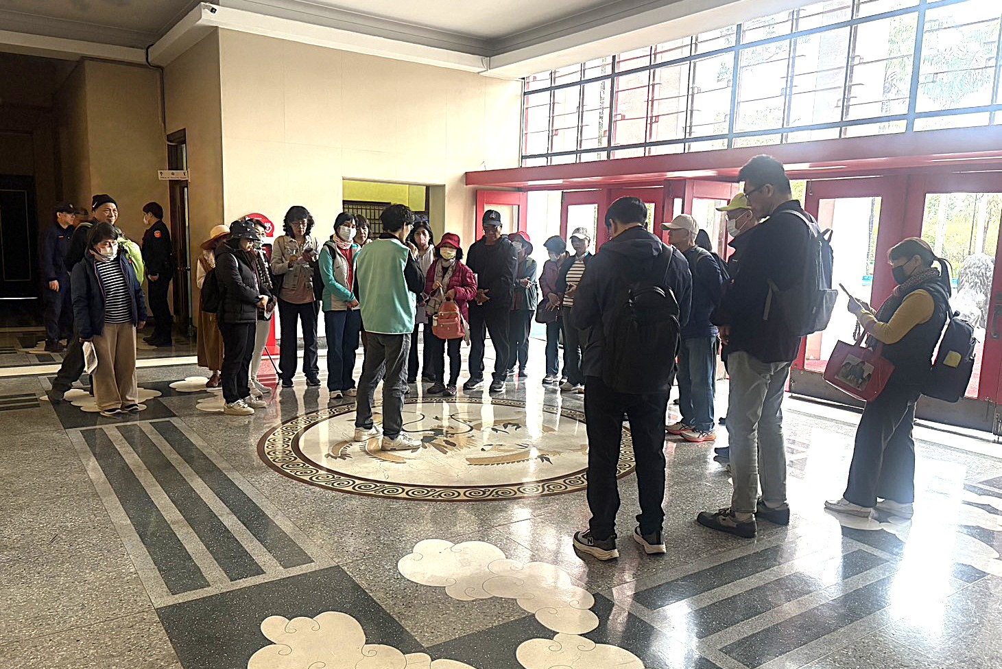 介紹大廳地板龍紋圖飾之設計