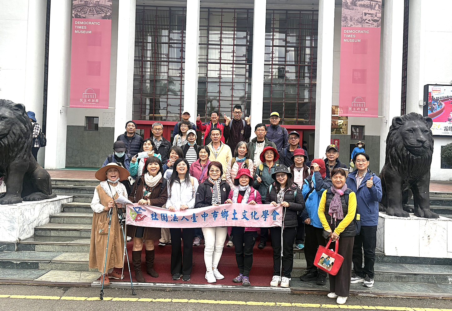 民主時刻館前合照