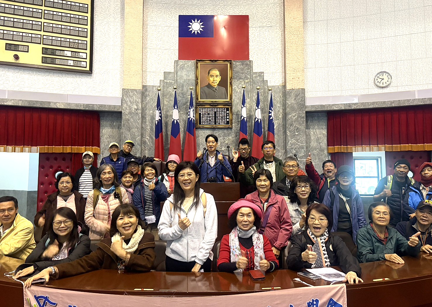 議事堂主席台前留影