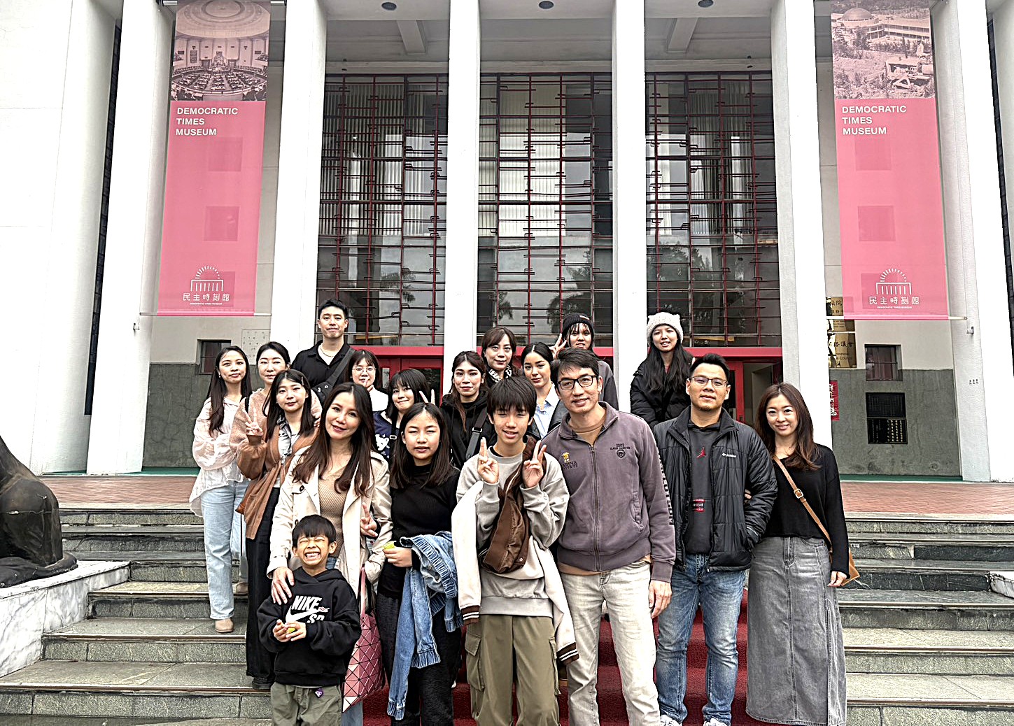 民主時刻館前合照
