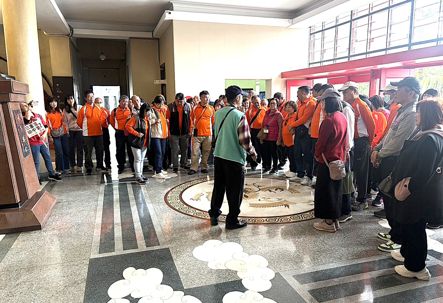 介紹大廳地板龍紋圖飾之設計