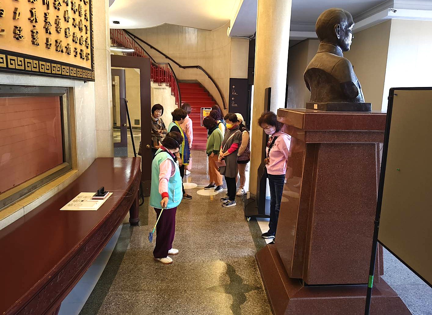 介紹穿堂地板五蝠(福)臨門之設計