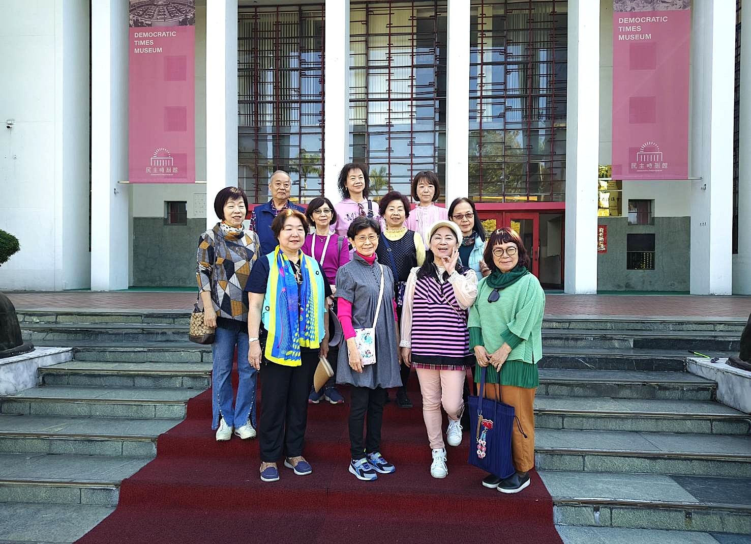 民主時刻館前合照