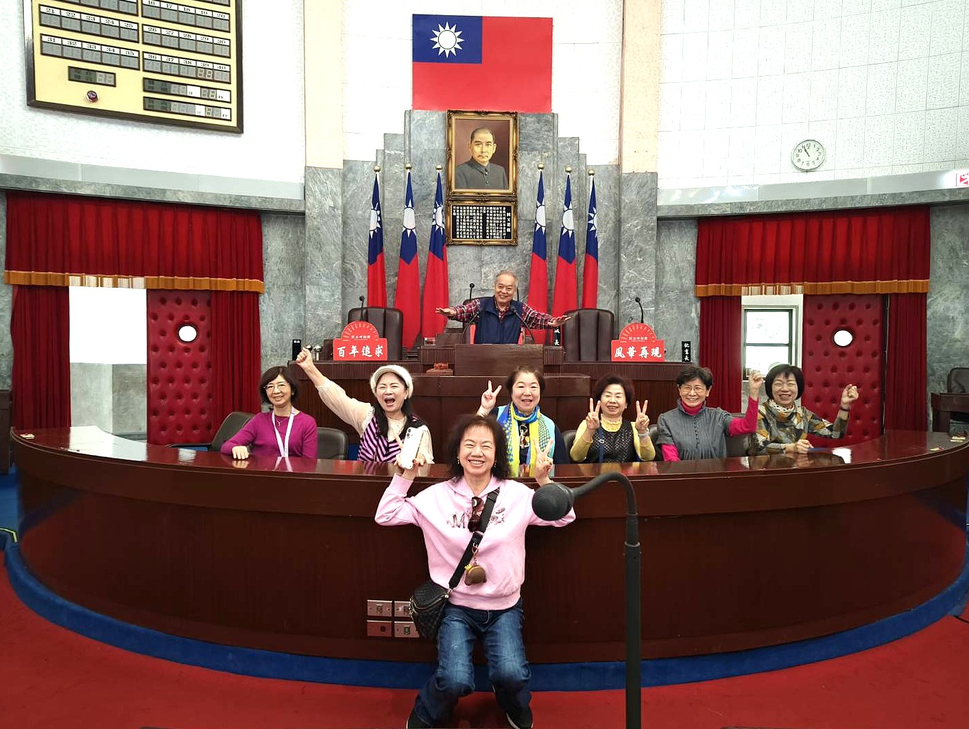 議事堂主席台前留影