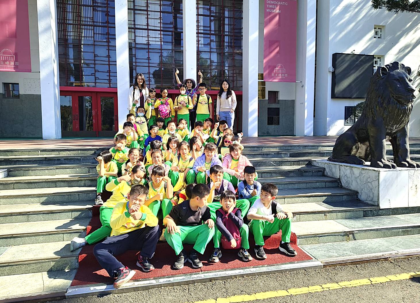 民主時刻館前合照