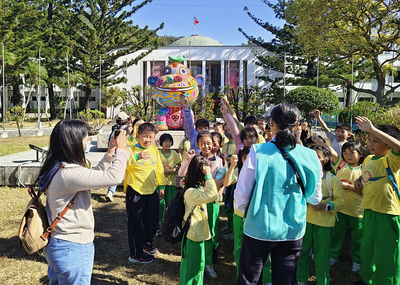 認識民主時刻館前(猴交心)裝置藝術(洪易藝術家)
