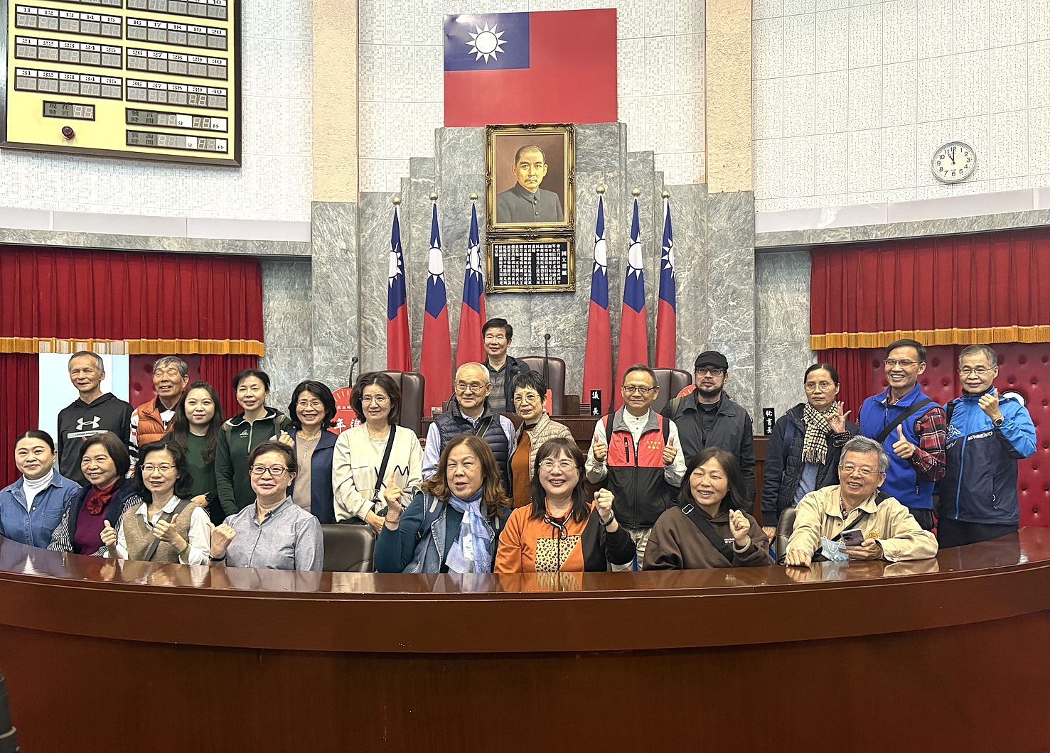 議事堂主席台前留影