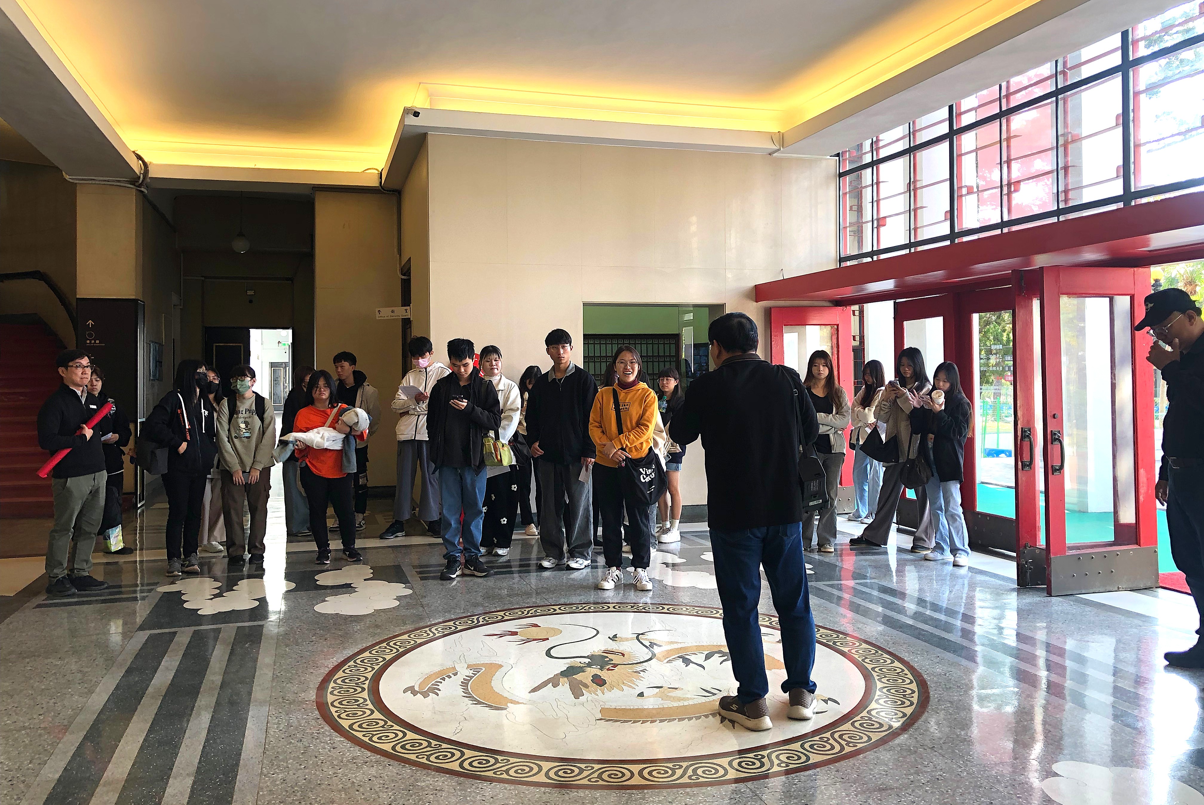 介紹大廳地板龍紋圖飾之設計