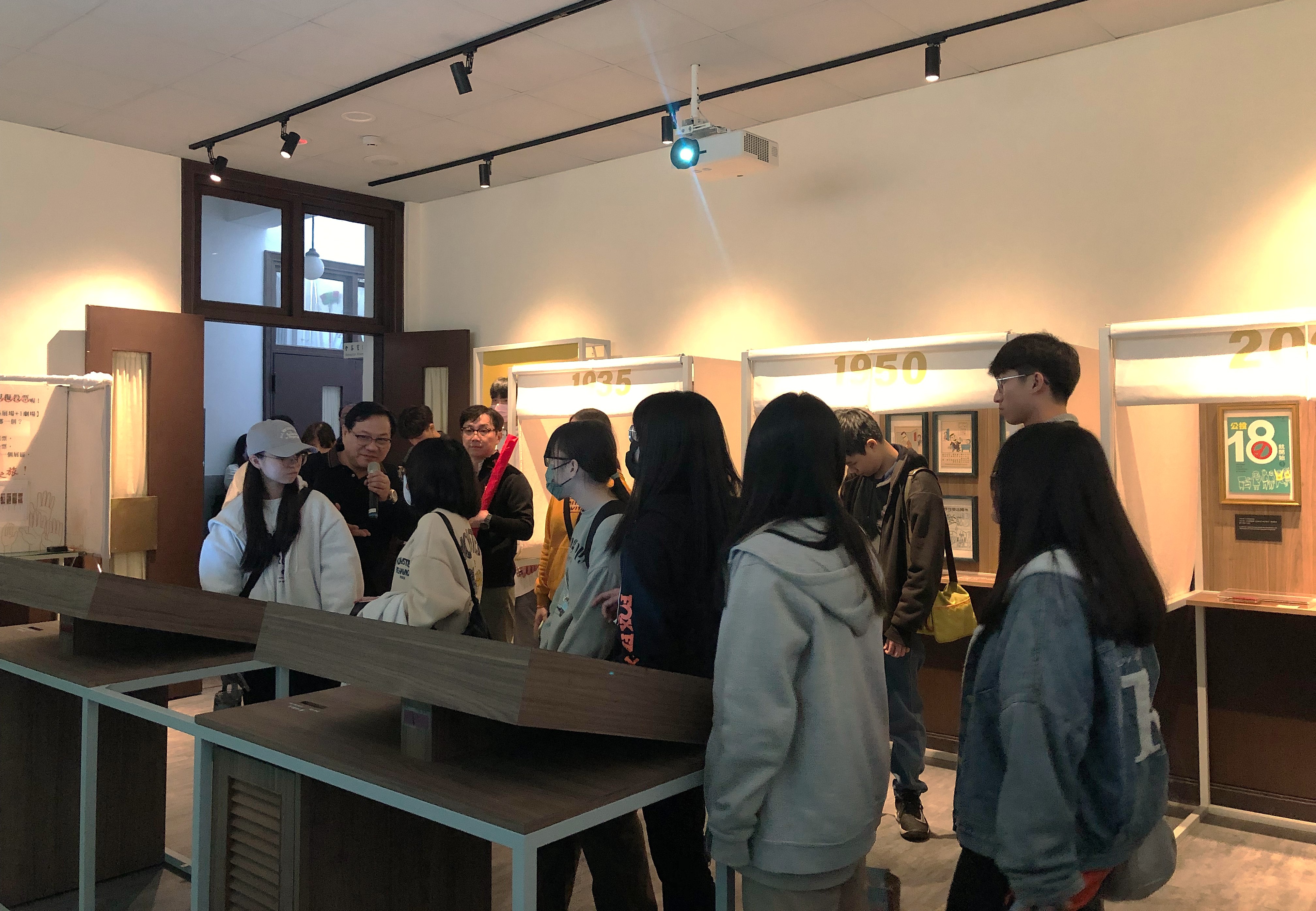 公民參與展間體驗神聖投票