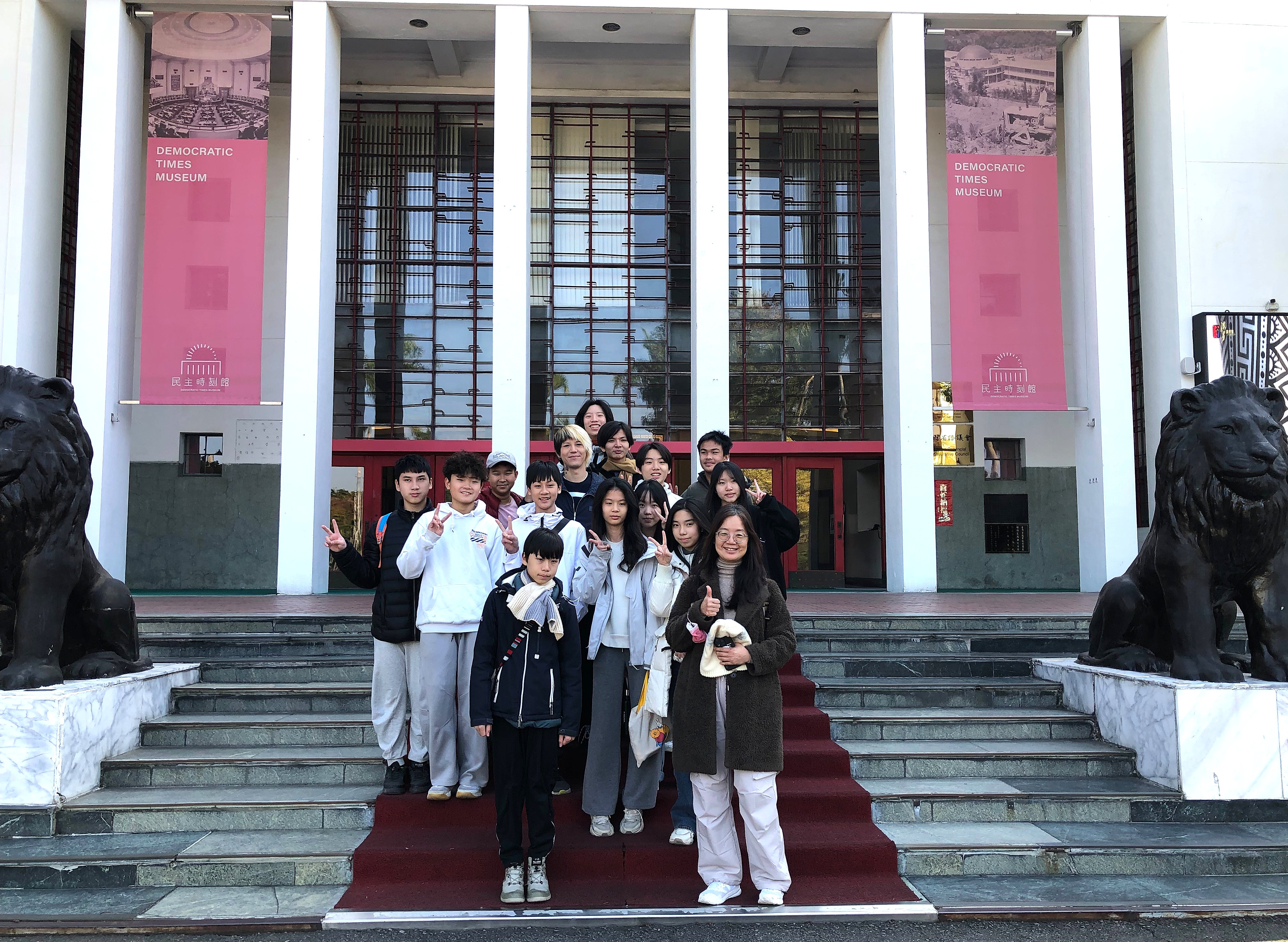 民主時刻館前合照