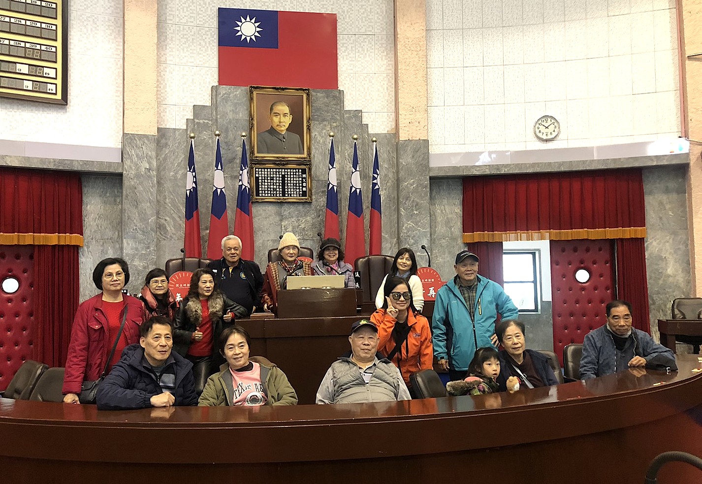 議事堂主席台前留影