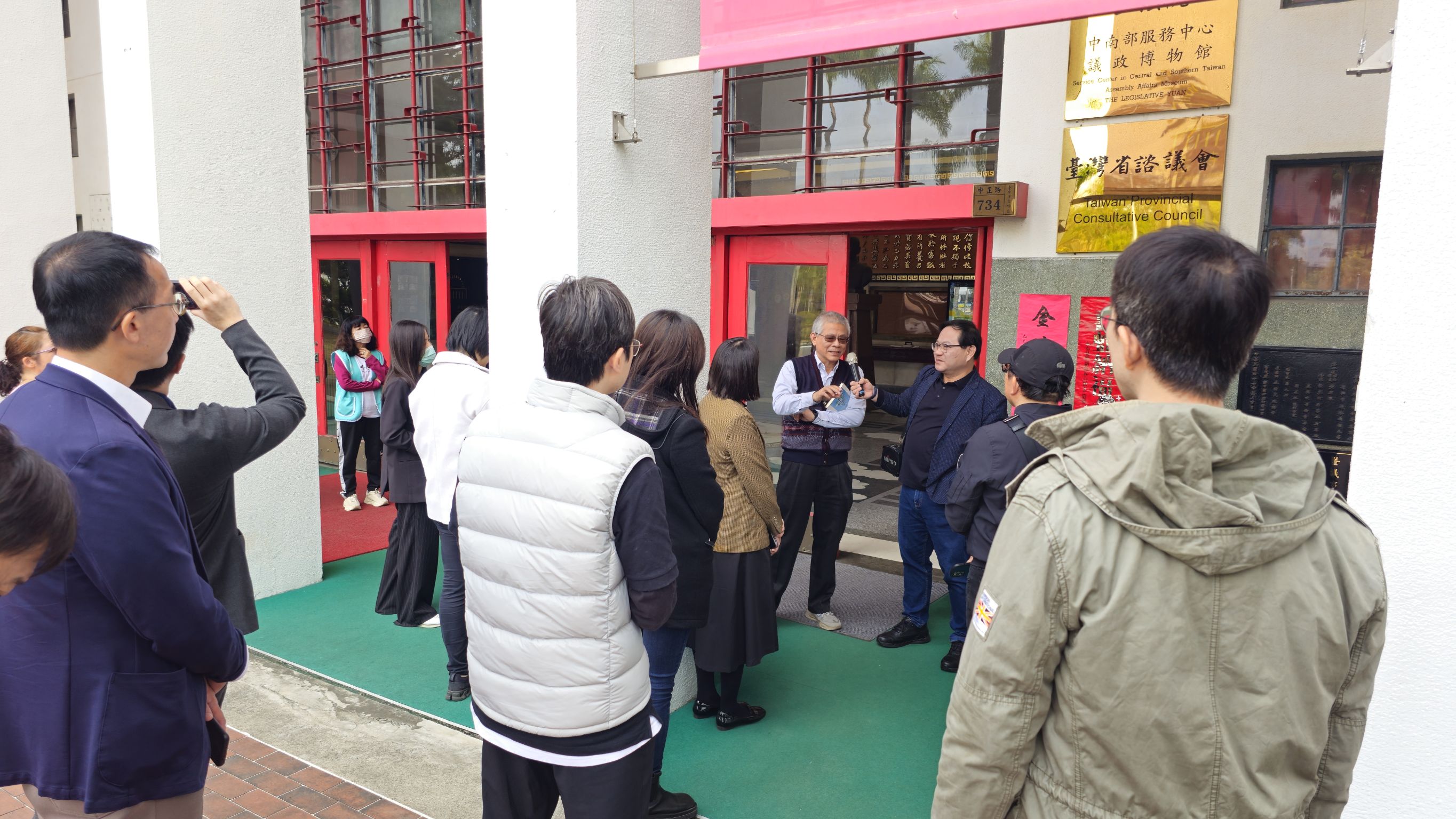 於議事堂前平臺導覽解說園區歷史