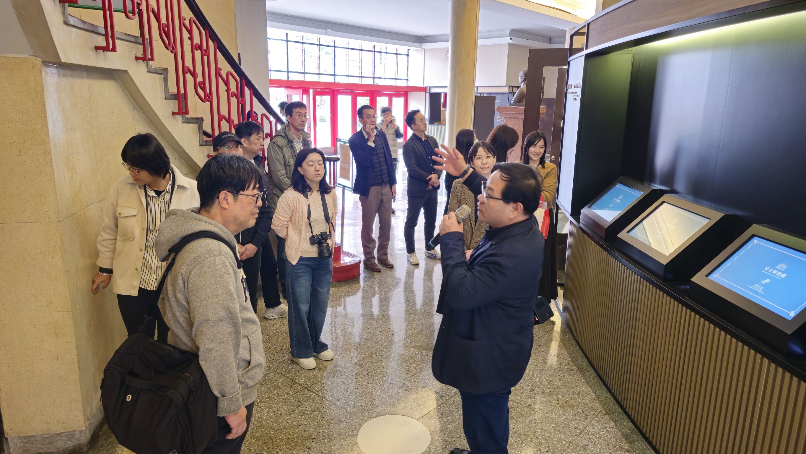 透過時光之環展區了解臺灣近代民主事件