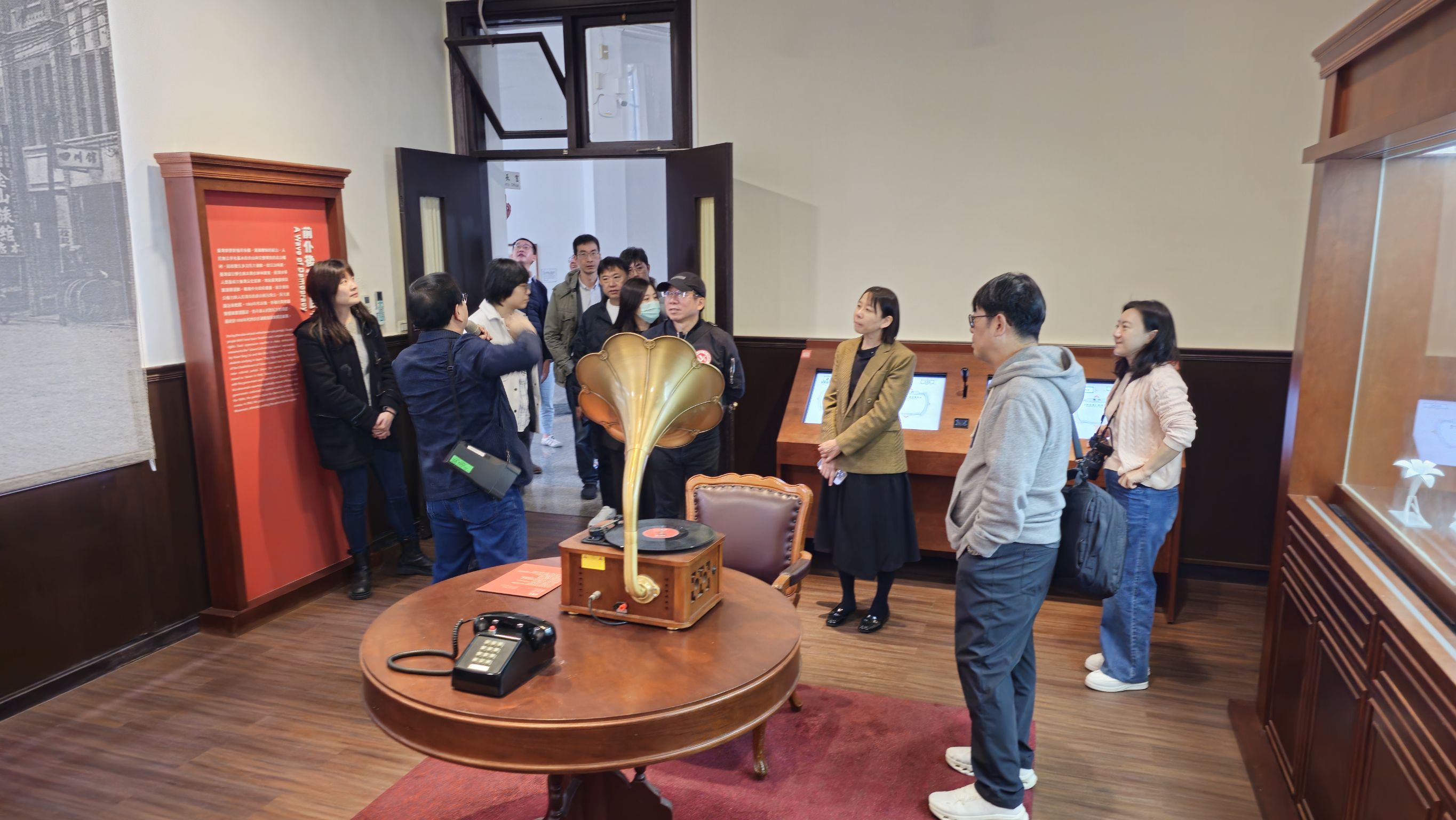 導覽解說民主浪潮展間展品