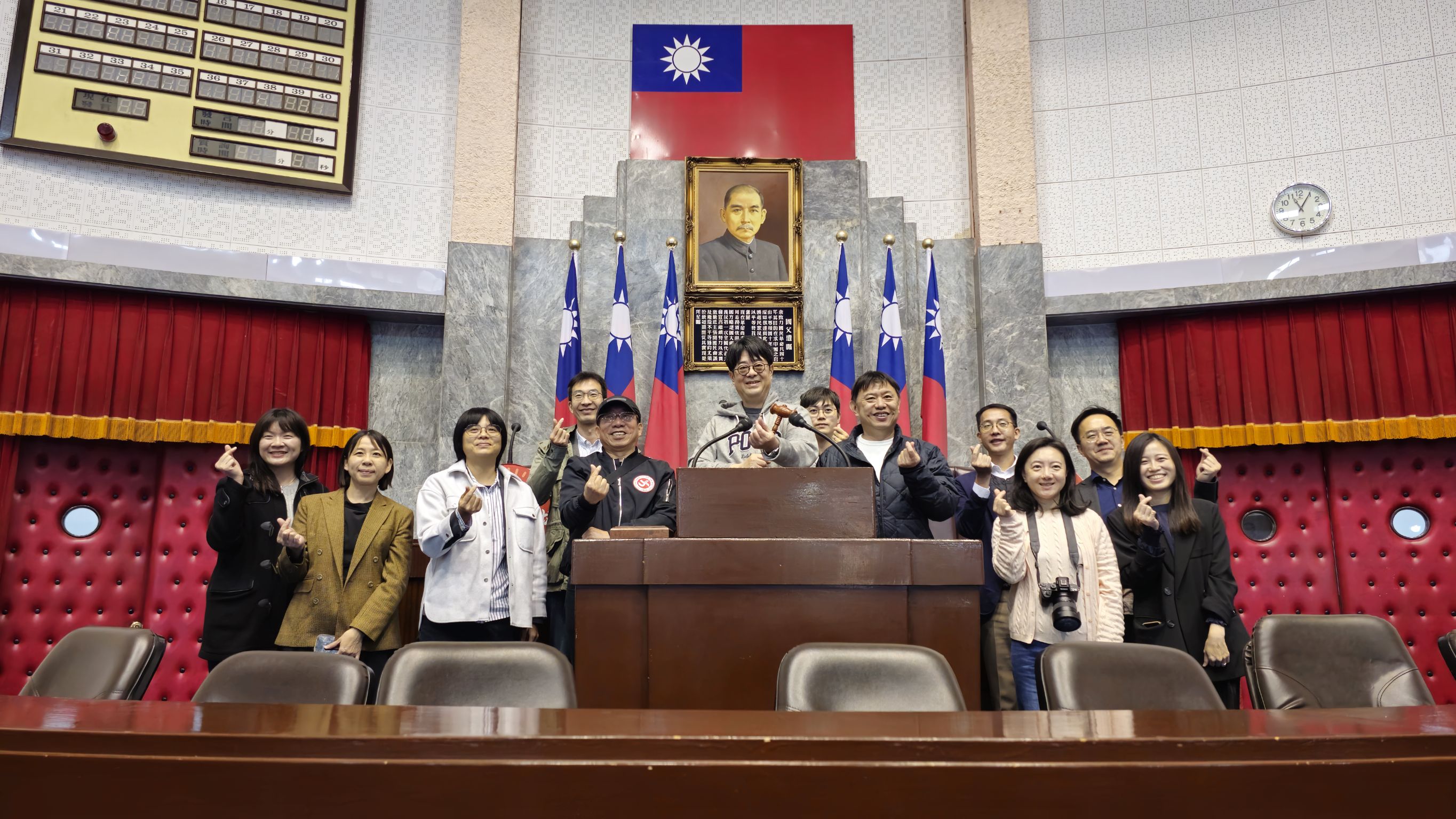 議事堂主席臺前合照
