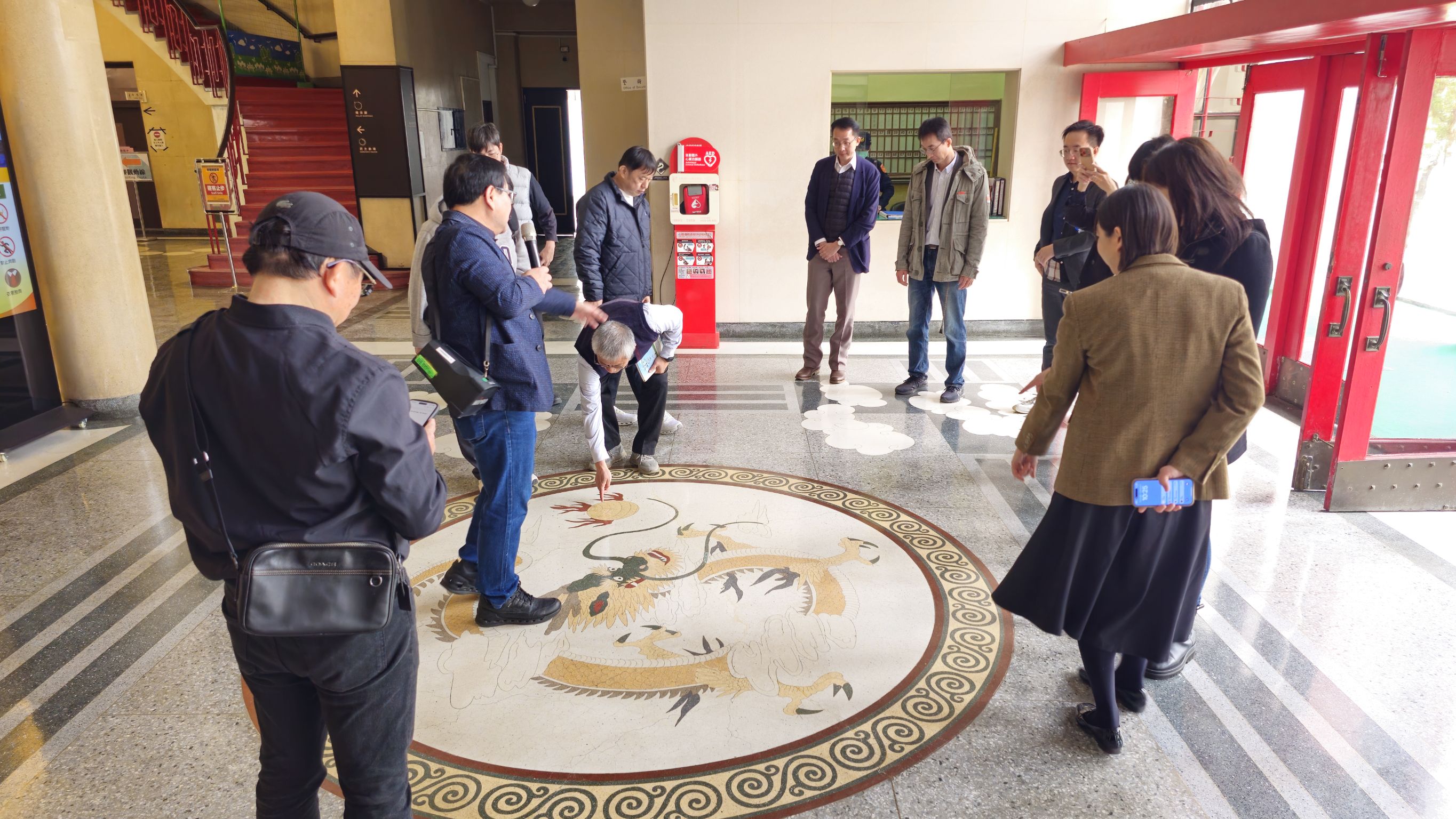 議事堂前聆聽龍紋圖飾解說