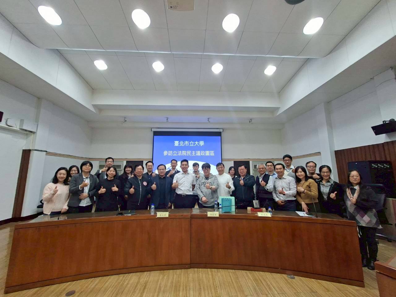 臺北市立大學校長邱英浩等與立法院中南部服務中心主任邱俊龍及同仁等會後合影