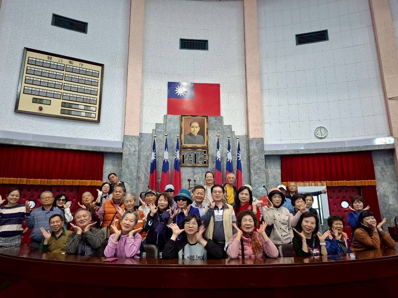 體驗主席台並留影