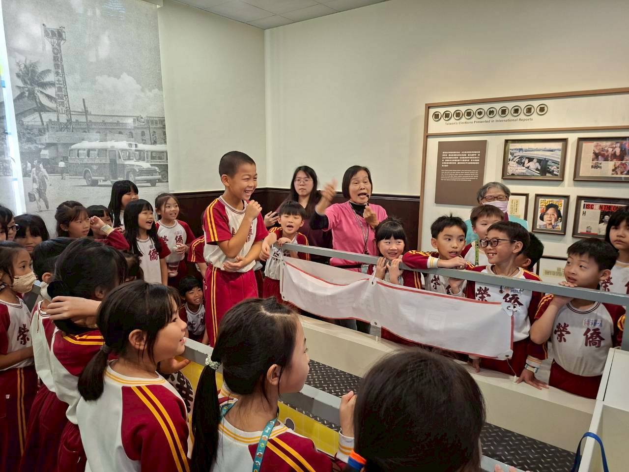 競選擂臺展間體驗選舉戰車