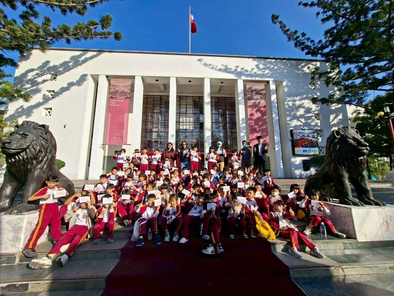 僑榮國小師生於議事堂前與閉口雙獅合影