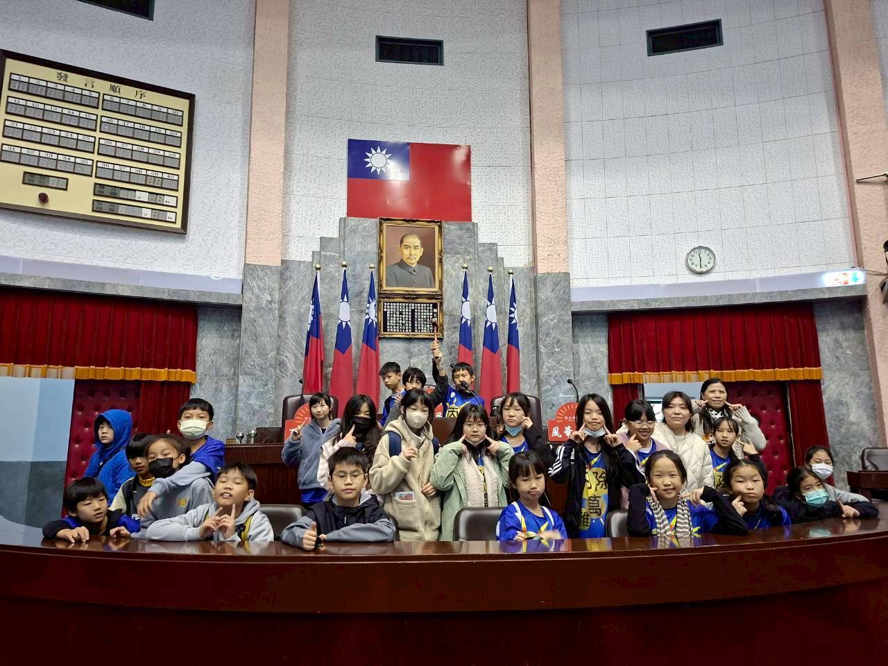 議事堂主席台前留影