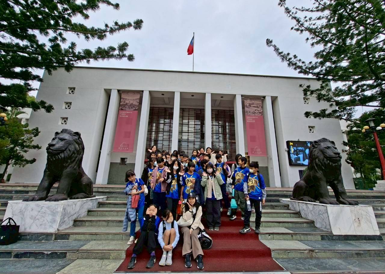 議事堂前與閉口雙獅合影