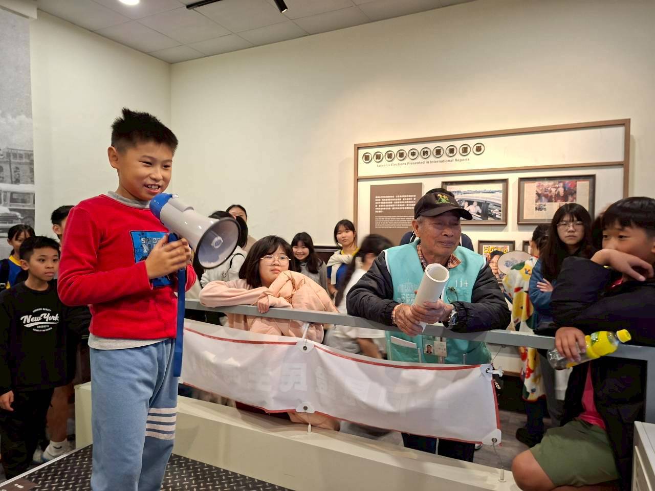 同學熱情參與選舉戰車互動遊戲