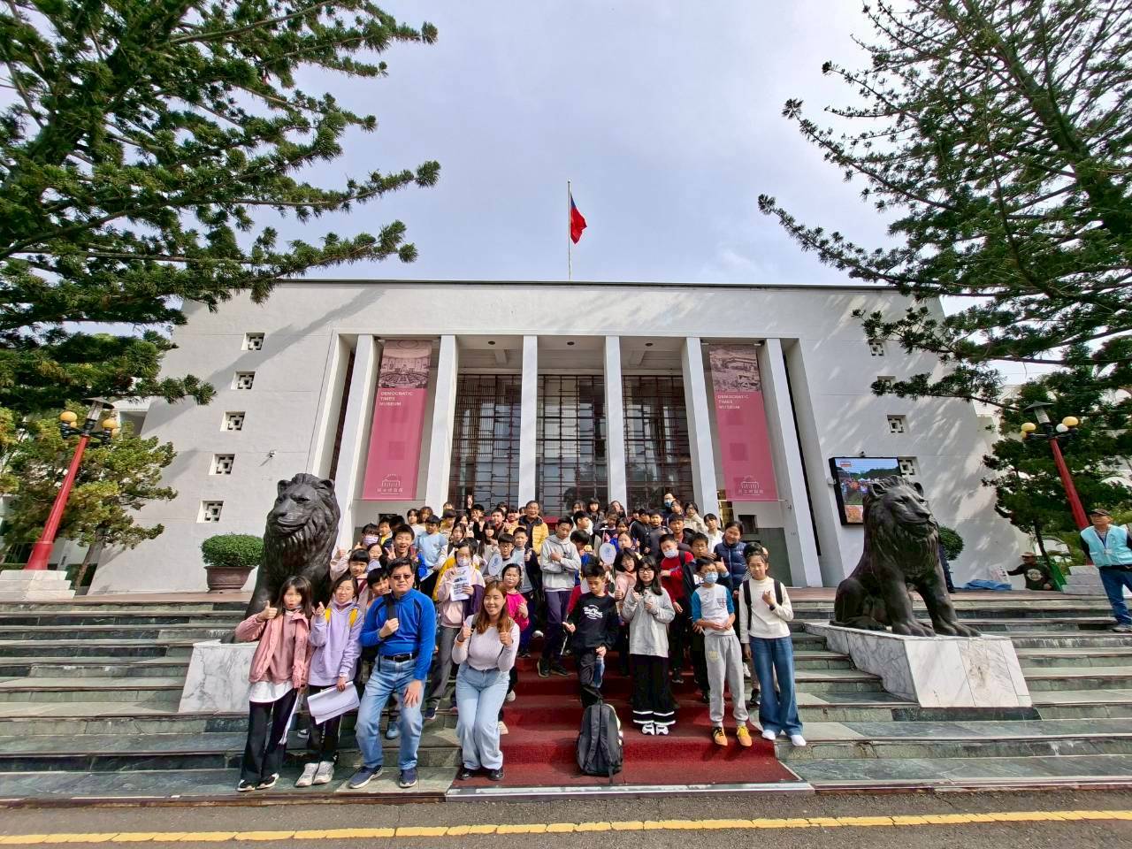 議事堂前與閉口雙獅合影