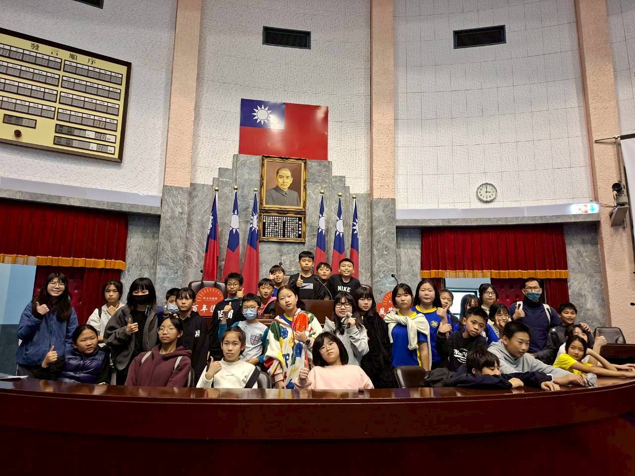 體驗主席台並留影