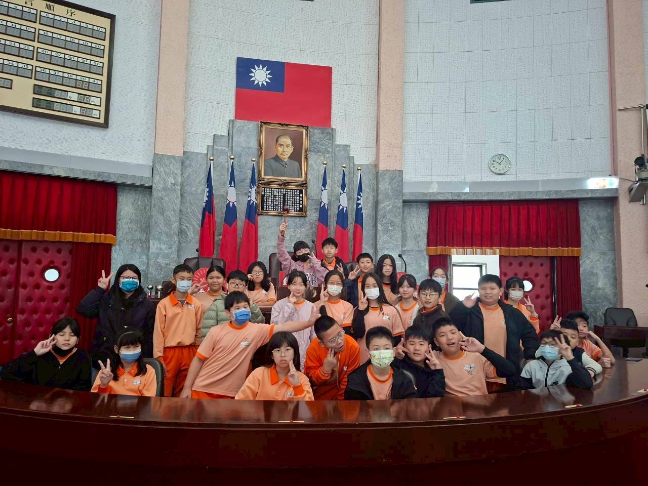 於議事堂主席台前攝影留念