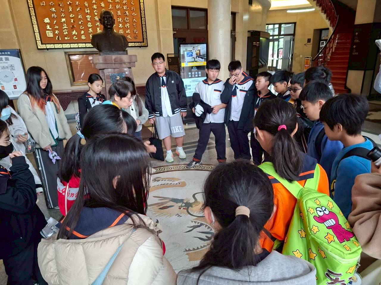 新高國小師生於議事堂內聆聽龍紋圖飾解說