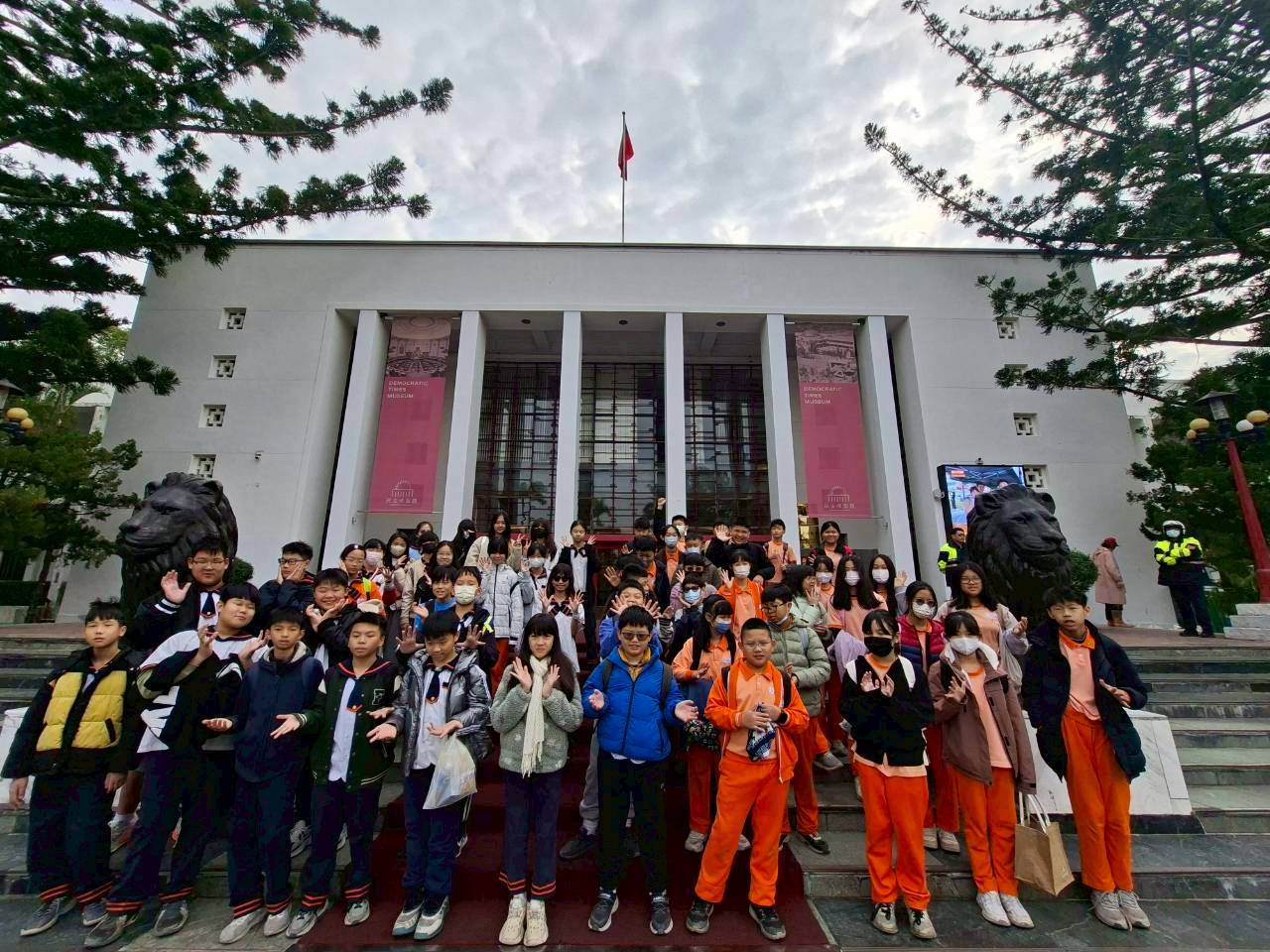 新高國小師生於議事堂前與閉口雙獅合影