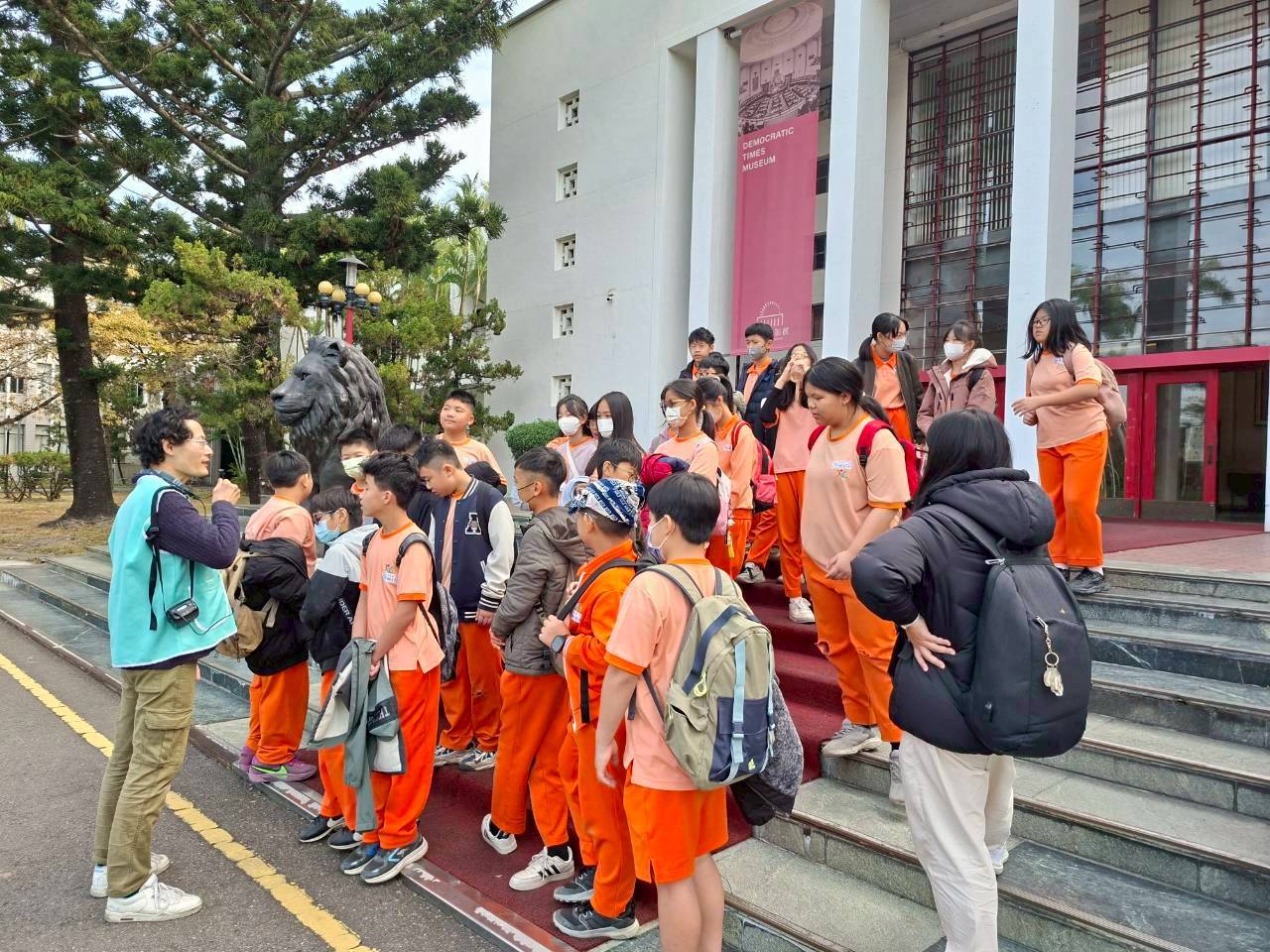 導覽解說議事堂歷史與陳設