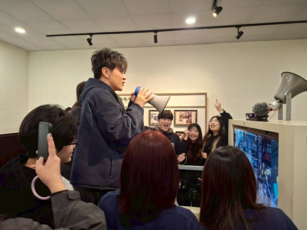 競選擂臺展間體驗選舉戰車