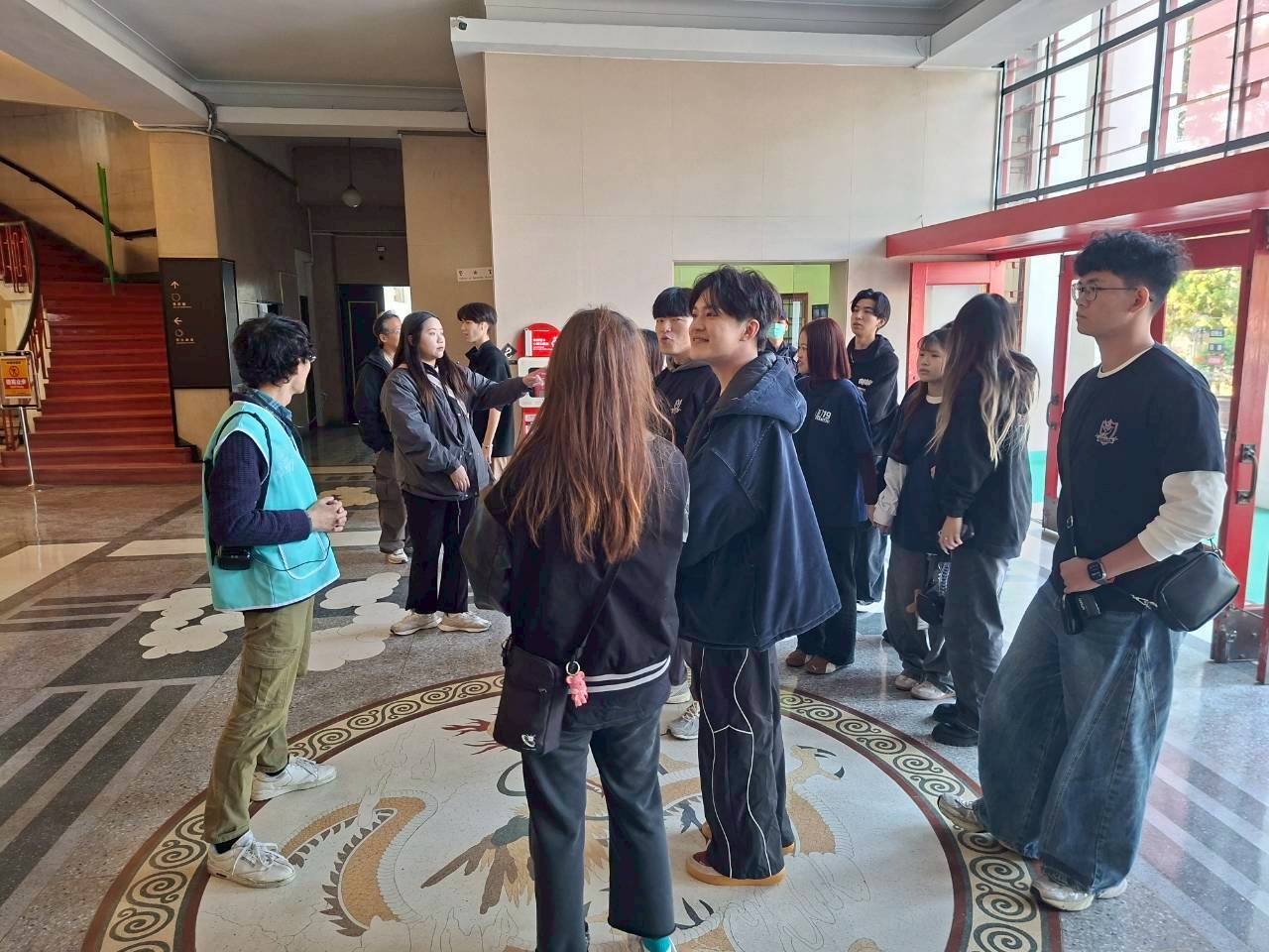 議事堂聆聽龍紋圖飾解說